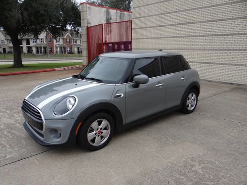 Used 2021 MINI Cooper 4-Door Hardtop image 6
