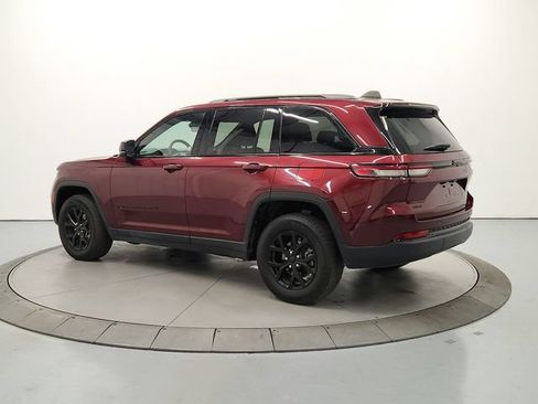 Used 2025 Jeep Grand Cherokee Altitude AWD/4WD image 6