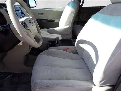 Used 2013 Toyota Sienna LE w/ Towing Pkg AWD/4WD image 10