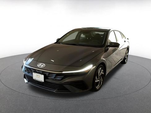 Used 2025 Hyundai Elantra SEL image 4