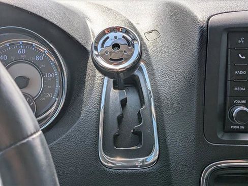 Used 2013 Chrysler Town & Country Touring-L w/ Driver Convenience Group image 16