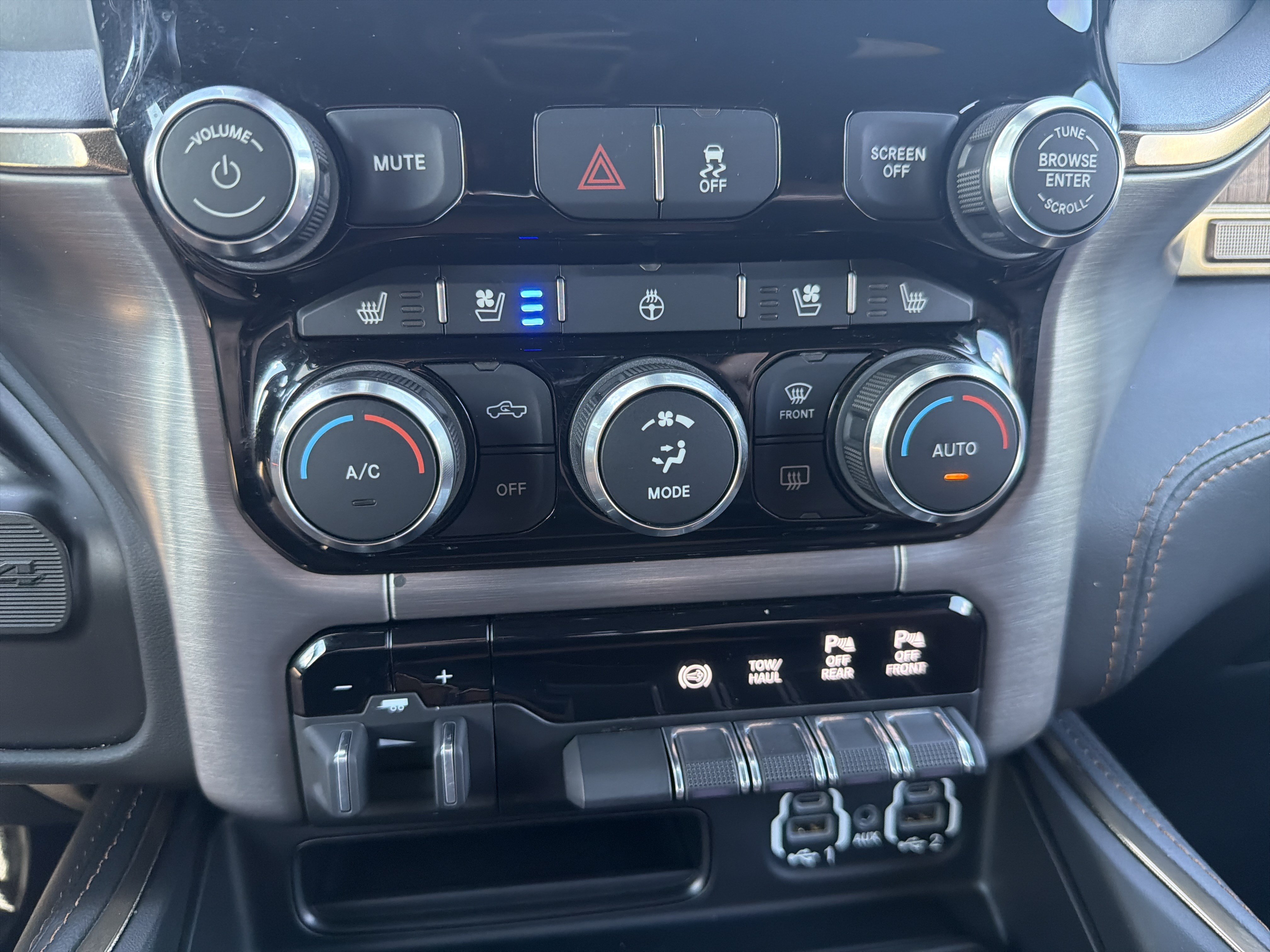 Used 2023 RAM 2500 Limited AWD/4WD image 34