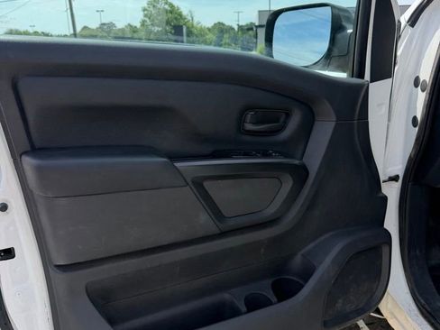 Used 2018 Nissan Titan S RWD image 11