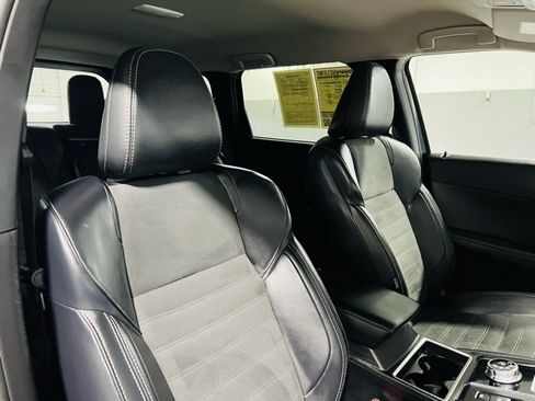 Used 2024 Mitsubishi Outlander SE image 32