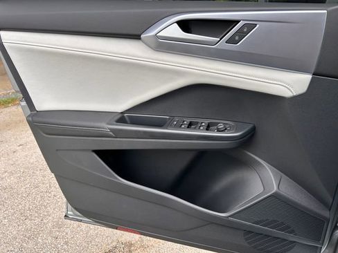 New 2026 Volkswagen Taos SE image 16