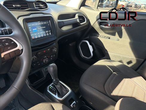 Used 2018 Jeep Renegade Latitude w/ Popular Equipment Group image 30