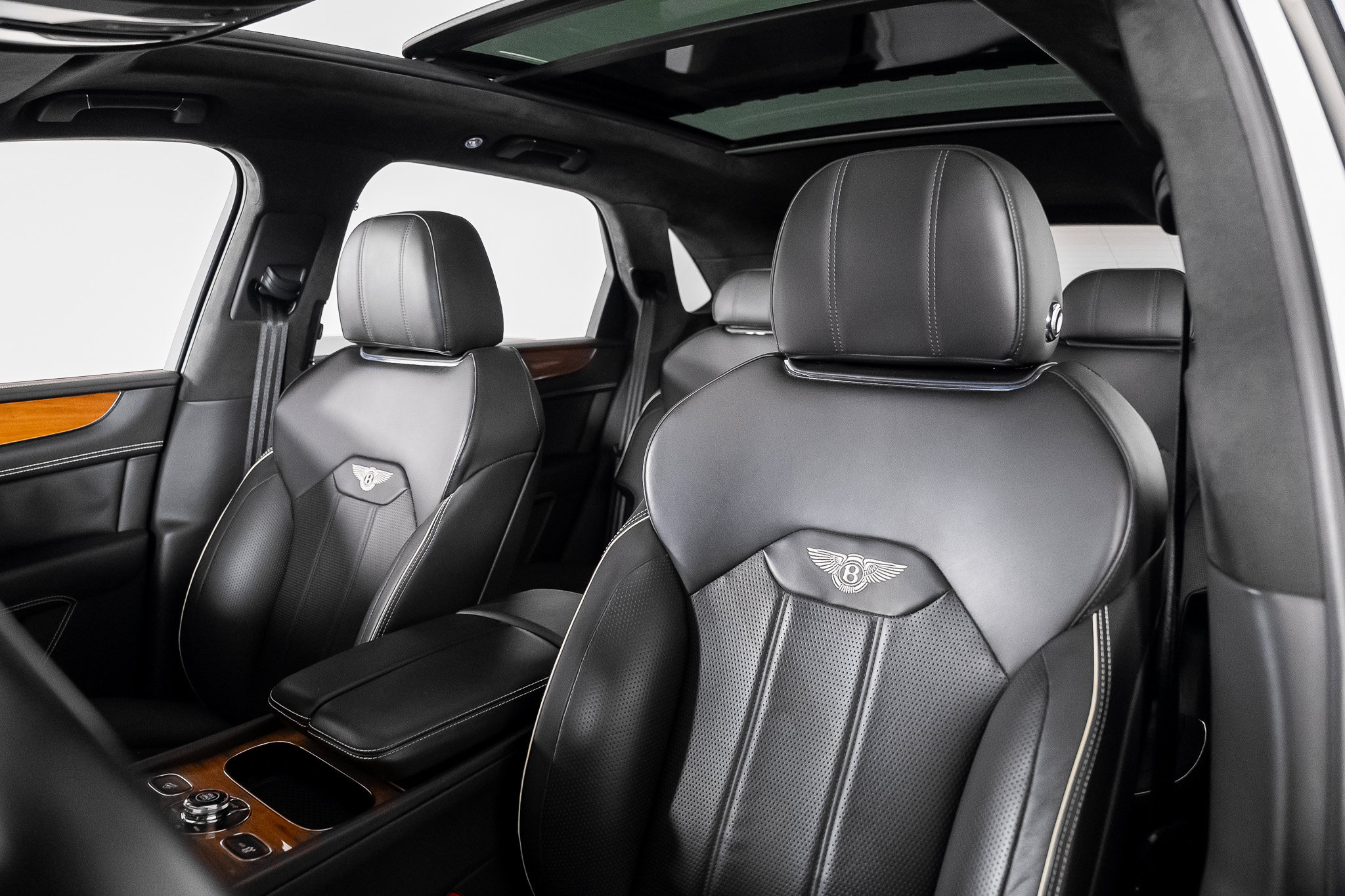 Used 2022 Bentley Bentayga AWD/4WD image 3