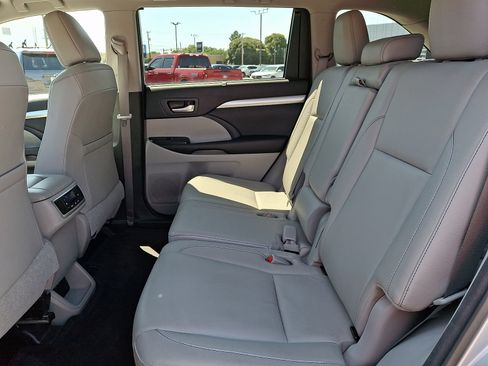 Used 2017 Toyota Highlander XLE w/ Carpet Mat Package AWD/4WD image 10