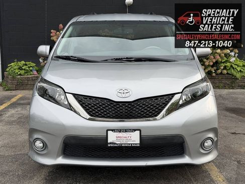 Used 2014 Toyota Sienna SE FWD image 10