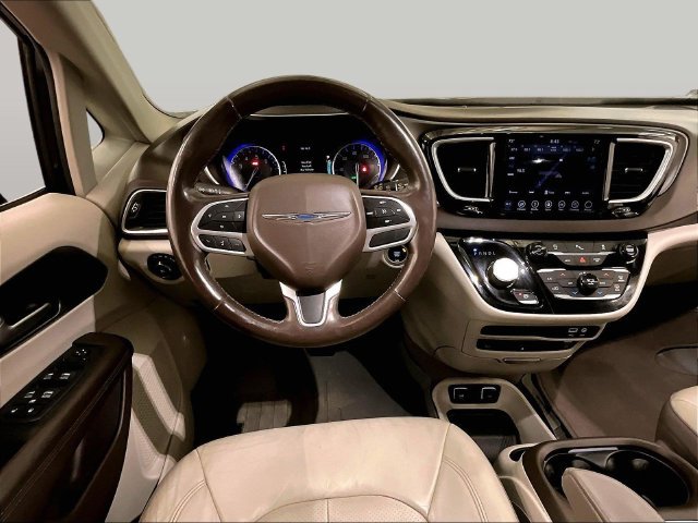 Used 2019 Chrysler Pacifica Touring-L Plus w/ Tire & Wheel Group FWD image 6