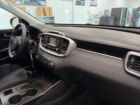 Used 2017 Kia Sorento LX image 29