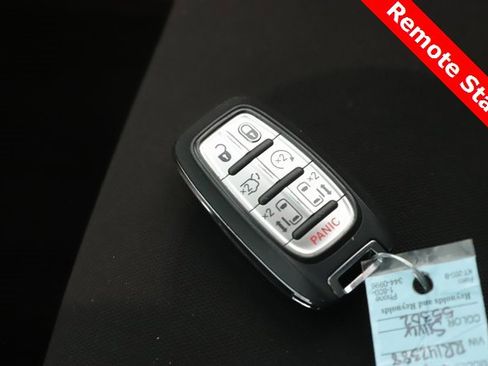 Used 2024 Chrysler Voyager LX image 3