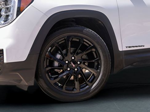 Used 2024 GMC Terrain SLE w/ Driver Convenience Package image 4