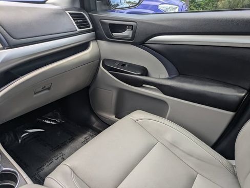Used 2018 Toyota Highlander XLE AWD/4WD image 19