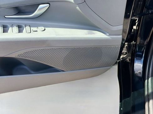 Certified 2025 Hyundai Elantra SE image 18