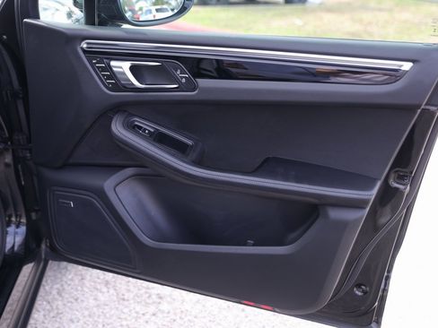 Used 2025 Porsche Macan image 29