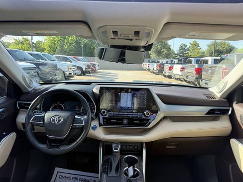 Used 2021 Toyota Highlander Platinum AWD/4WD image 19