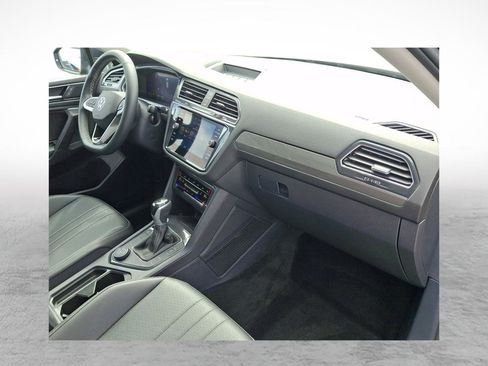 Used 2023 Volkswagen Tiguan SE image 12