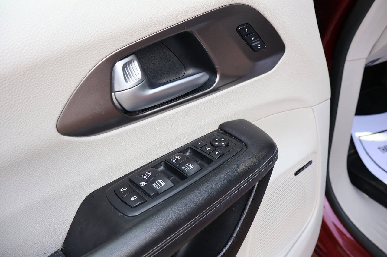Used 2018 Chrysler Pacifica Limited FWD image 14