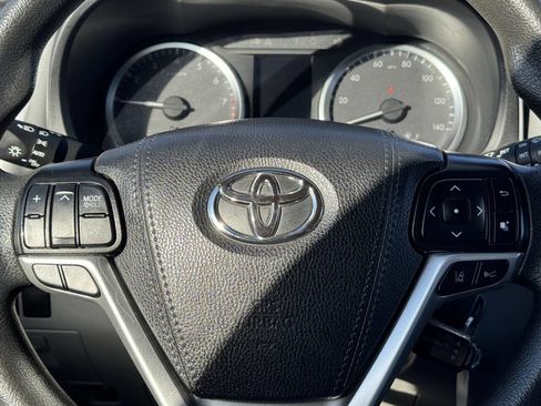 Used 2019 Toyota Highlander AWD V6 image 25