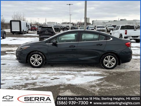 Used 2018 Chevrolet Cruze LT w/ Convenience Package image 2