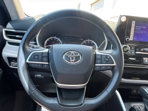 Used 2024 Toyota Highlander XLE FWD image 20