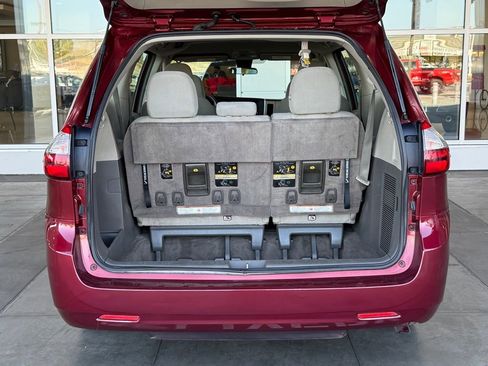 Used 2018 Toyota Sienna L image 14