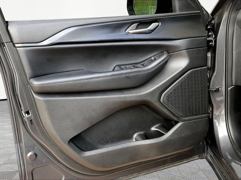Used 2023 Jeep Grand Cherokee Altitude AWD/4WD image 19