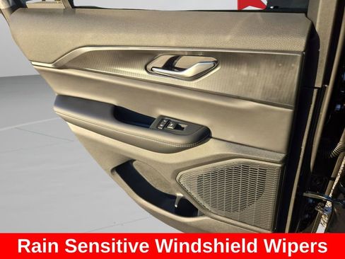 New 2025 Jeep Grand Cherokee Altitude RWD image 17