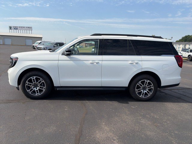 Used 2025 Ford Expedition Active AWD/4WD image 2