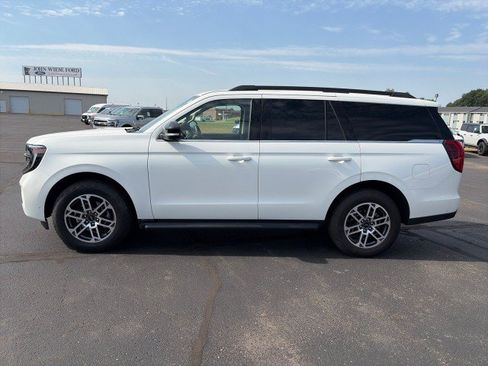 Used 2025 Ford Expedition Active AWD/4WD image 2