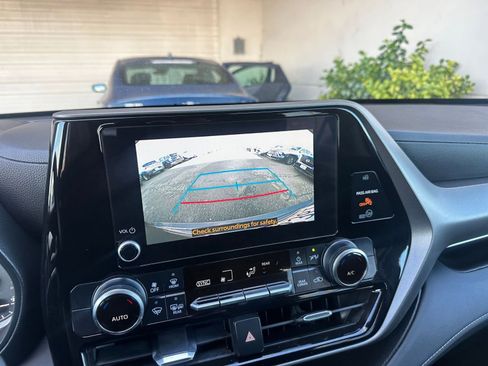 Used 2025 Toyota Highlander LE image 18