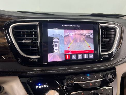 Certified 2024 Chrysler Pacifica Limited image 19