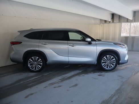 Used 2023 Toyota Highlander Limited image 24