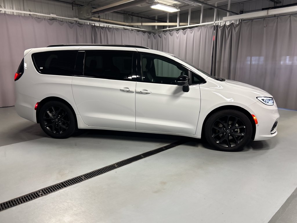 Used 2026 Chrysler Pacifica Select w/ S Appearance Package FWD image 8