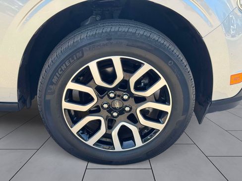 Used 2022 Ford Maverick Lariat w/ Lariat Luxury Package FWD image 8