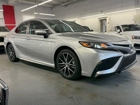 Used 2021 Toyota Camry SE FWD image 5