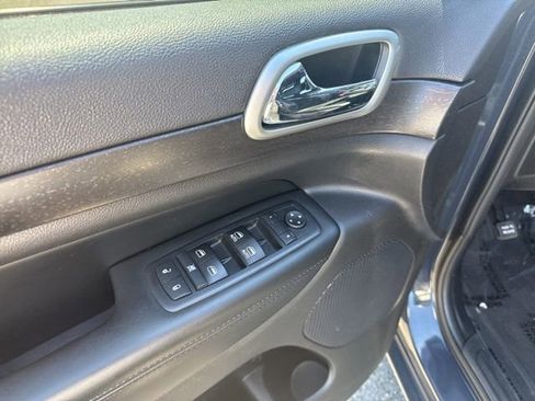 Used 2018 Jeep Grand Cherokee Altitude AWD/4WD image 18