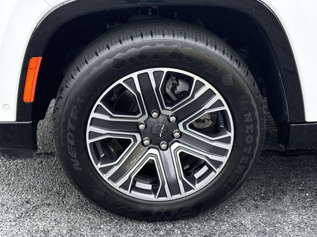Used 2024 Jeep Wagoneer L Series II RWD image 17