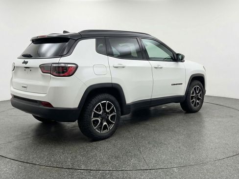 Used 2025 Jeep Compass Trailhawk image 9