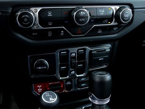 Used 2025 Jeep Gladiator Mojave image 17