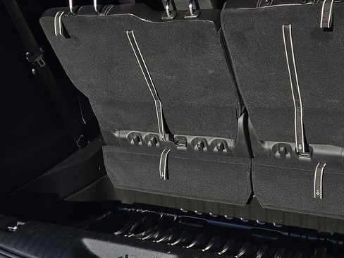 Used 2025 Chrysler Pacifica Select image 8