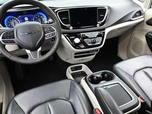 Used 2024 Chrysler Pacifica Touring-L image 18