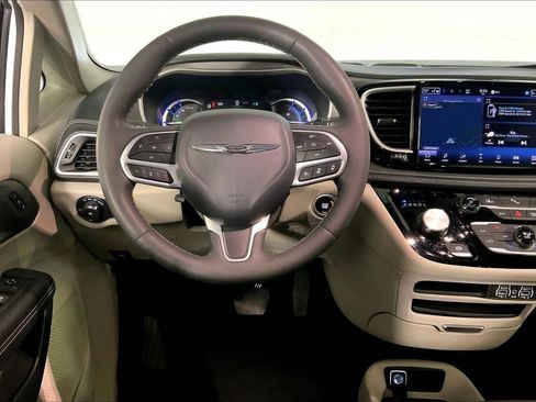 Used 2024 Chrysler Pacifica Select image 5