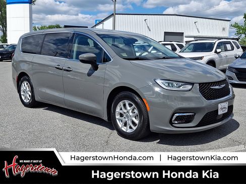 Used 2023 Chrysler Pacifica Touring-L FWD image 1