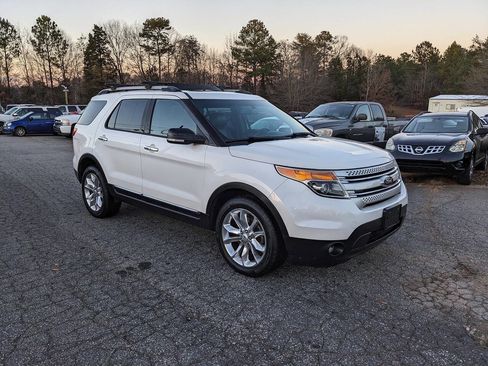 Used 2013 Ford Explorer XLT image 2