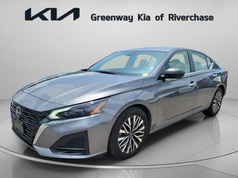 Used 2024 Nissan Altima 2.5 SV FWD image 3