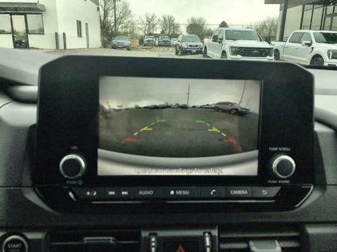 Used 2024 Nissan Pathfinder S image 17