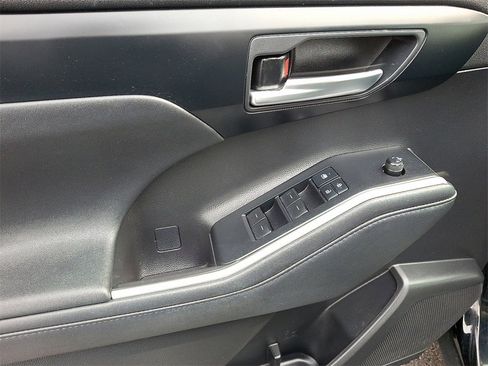 Used 2020 Toyota Highlander XLE image 14