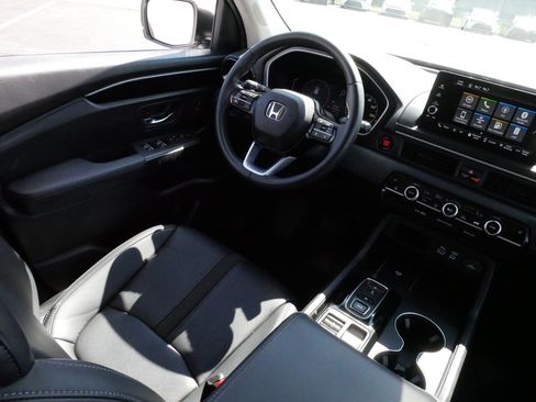 Used 2025 Honda Pilot EX-L image 9